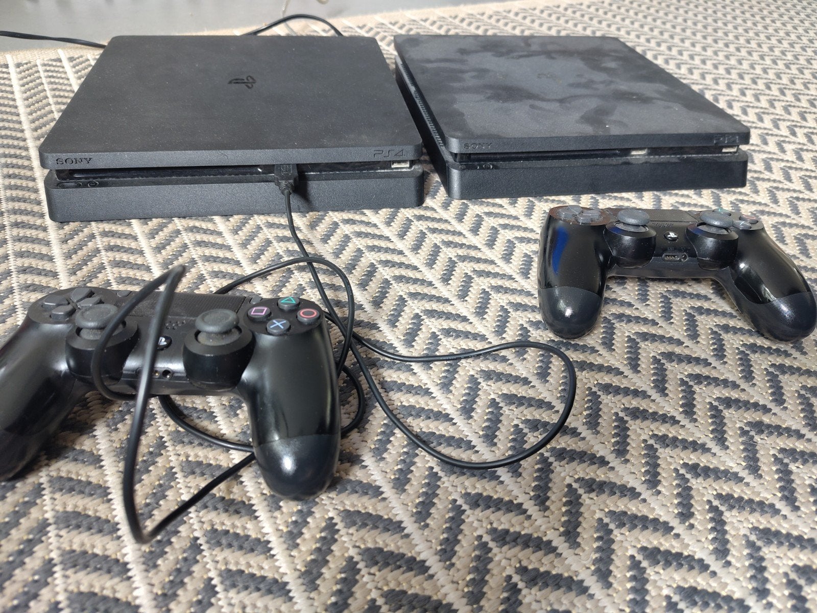 2* PlayStation 4 Slim met controller en 500 GB opslag, Ophalen, Met 1 controller, Slim, 500 GB