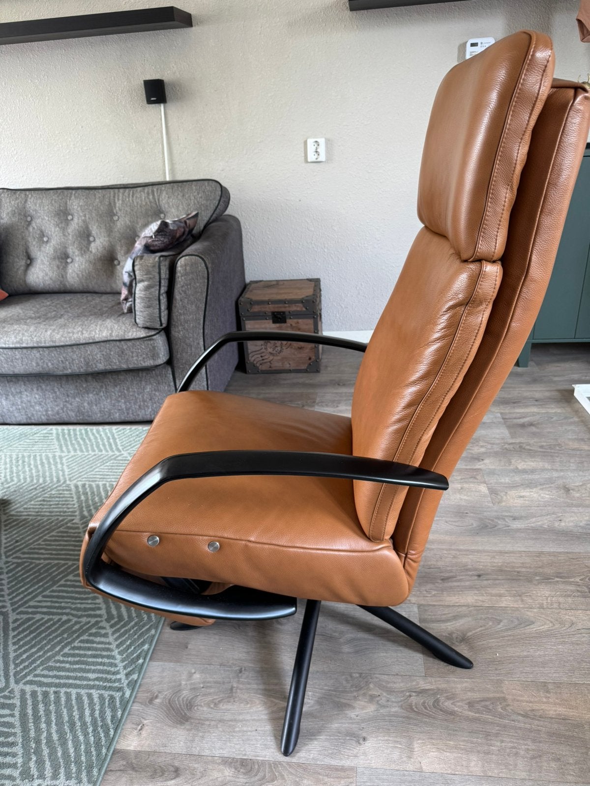 Elektrische relaxstoel leer bruin / cognac, Ophalen, Zo goed als nieuw, 50 tot 75 cm, Leer