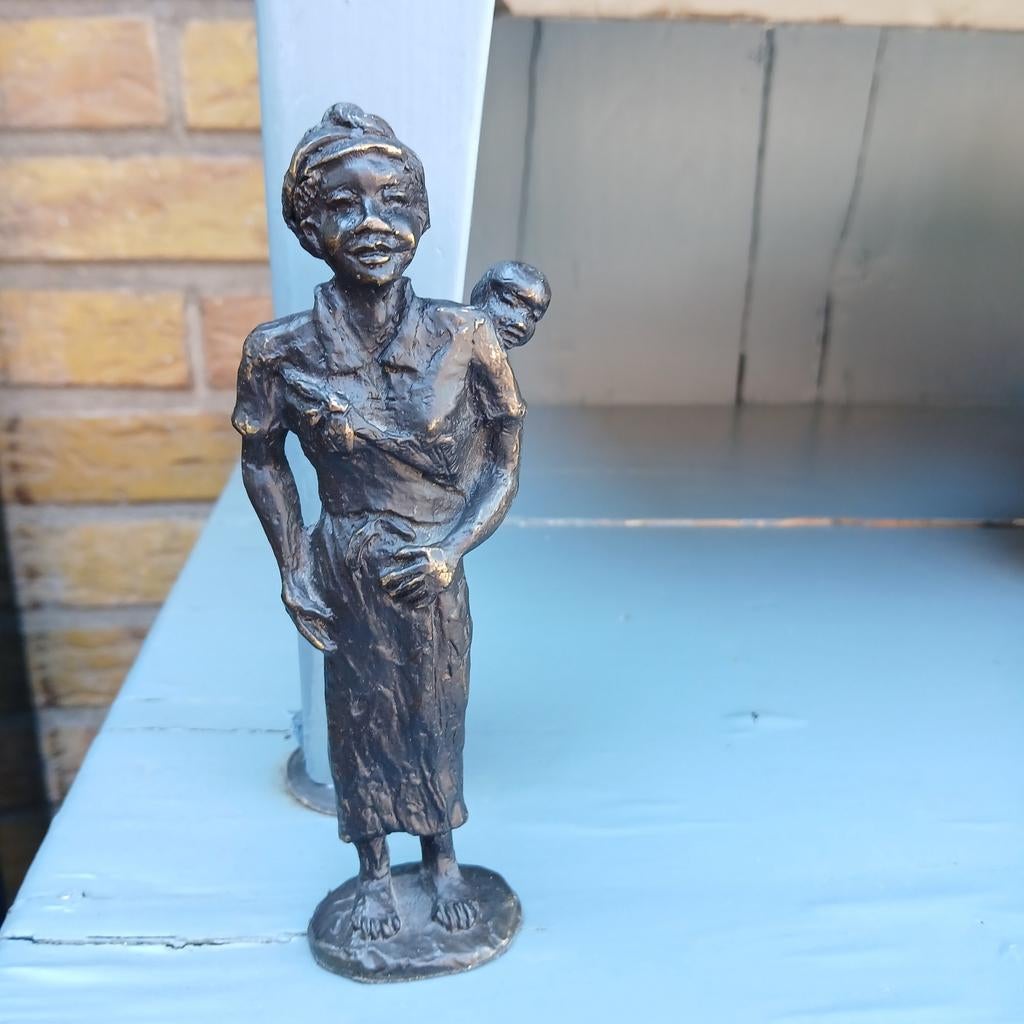 Vintage Bronzen Beeldje: Moeder met Kind op Rug, Minder dan 20 cm, Gemerkt, Ophalen of Verzenden, Brons