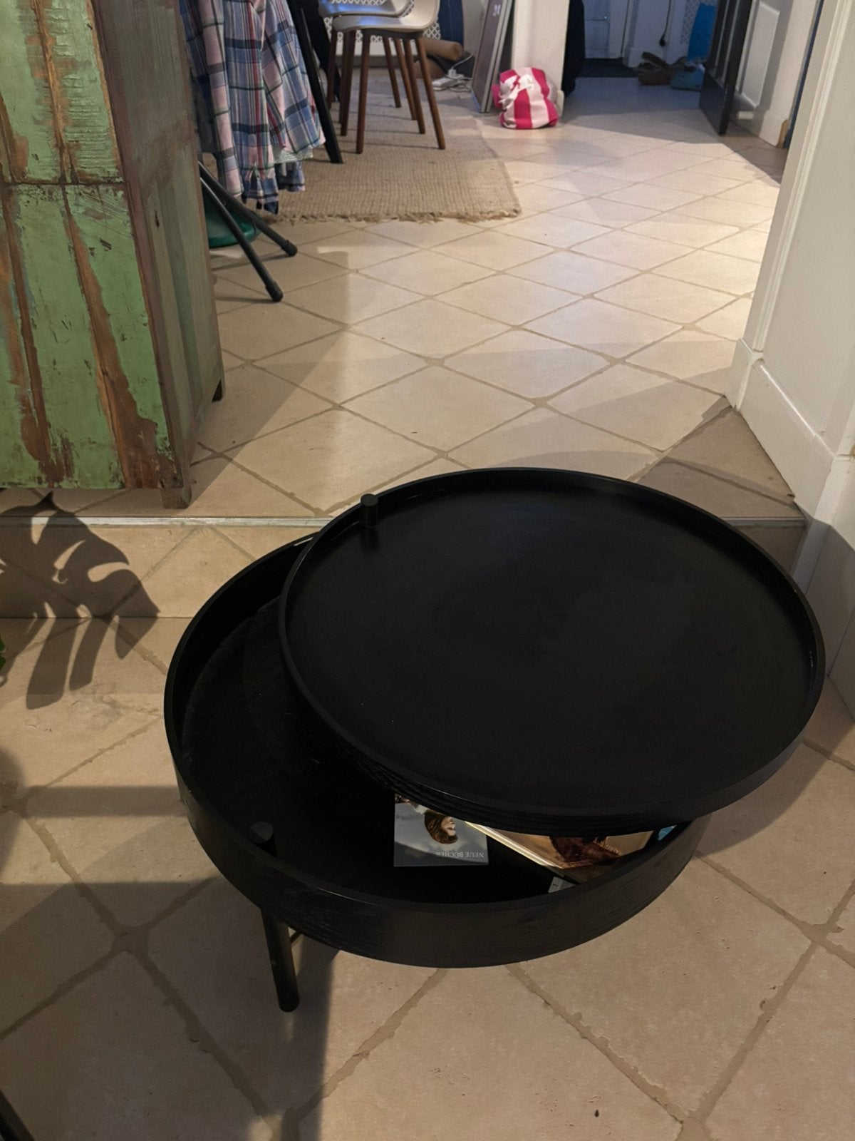 Ronde houten salontafel met vak (65 cm), Huis en Inrichting, Tafels | Salontafels, Ophalen, Rond, 50 tot 100 cm, Zo goed als nieuw