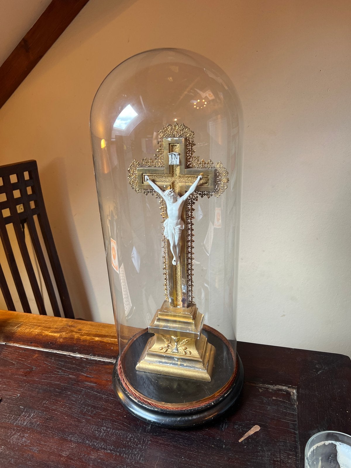 Antiek Kruisbeeld onder Glazen Stolp - Religieuze Kunst, Ophalen