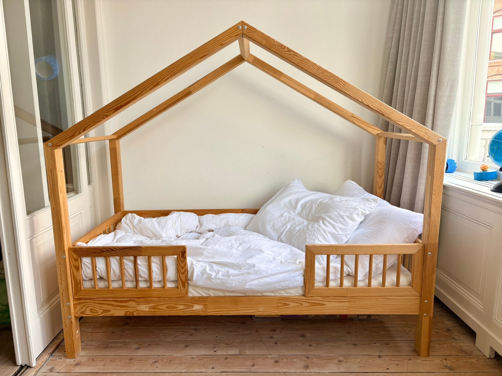 Petit Puk huisbedje – als nieuw, van €450 nu voor €150, Kinderen en Baby's, Gebruikt, 70 tot 85 cm, Lattenbodem, 140 tot 160 cm