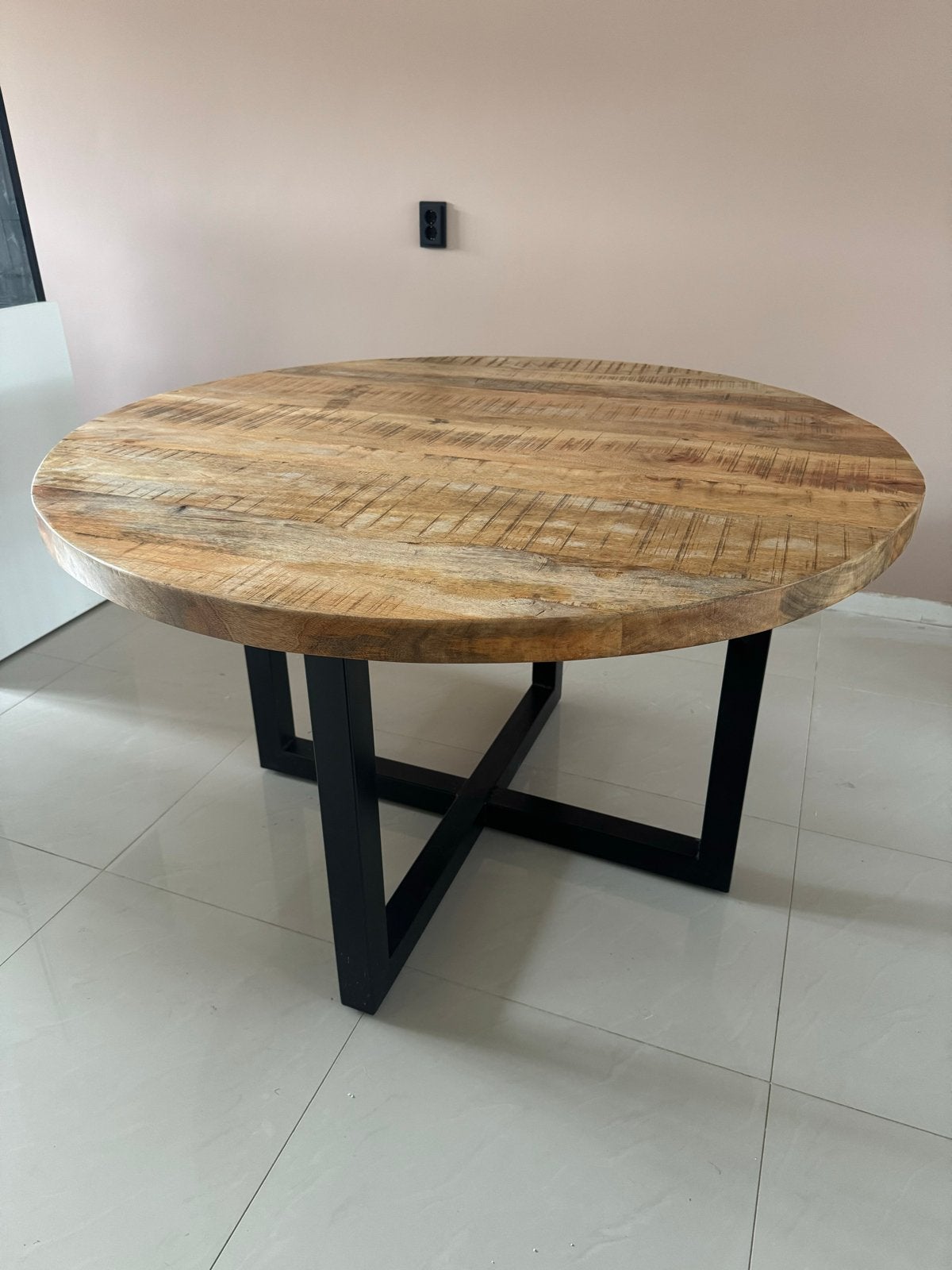 Ronde eettafel van mangohout met metalen onderstel, Huis en Inrichting, Tafels | Eettafels, Ophalen, Gebruikt, 100 tot 150 cm