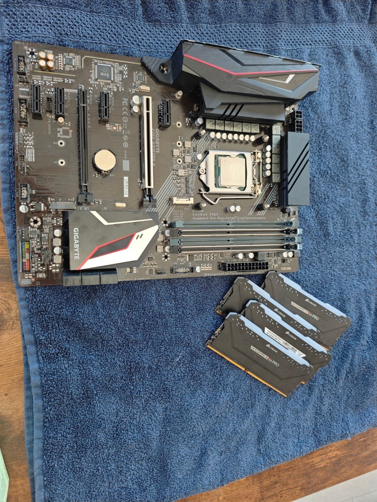 Gigabyte Z390 Gaming X + Intel i9-9900K + Corsair Vengeance, Ophalen, LGA 1151, DDR4, Niet werkend