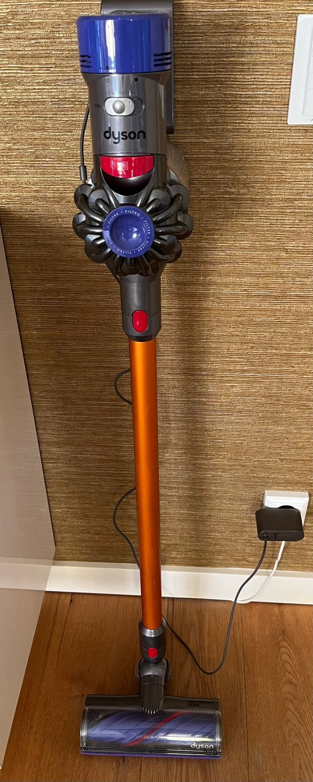 Dyson V8