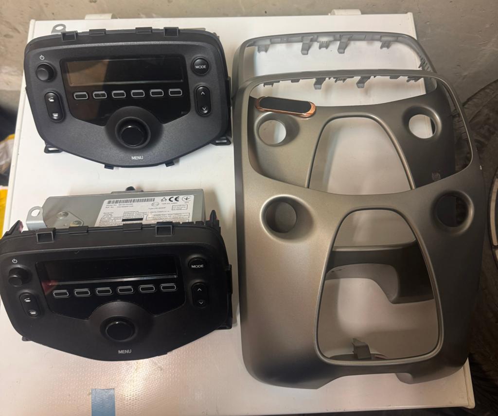 Originele radio Aygo / 108 / C1 + middenconsole, Ophalen of Verzenden, Gebruikt
