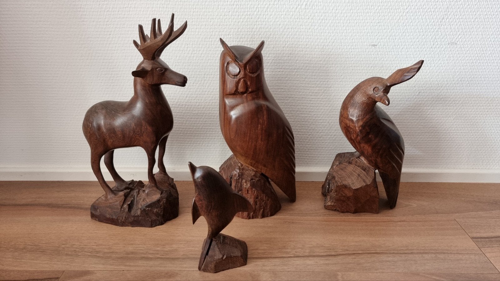 Handgesneden houten beelden, Hert, Uil, Vogel, Dolfijn., Ophalen of Verzenden, Gebruikt, Vogel, Beeldje of Figuurtje