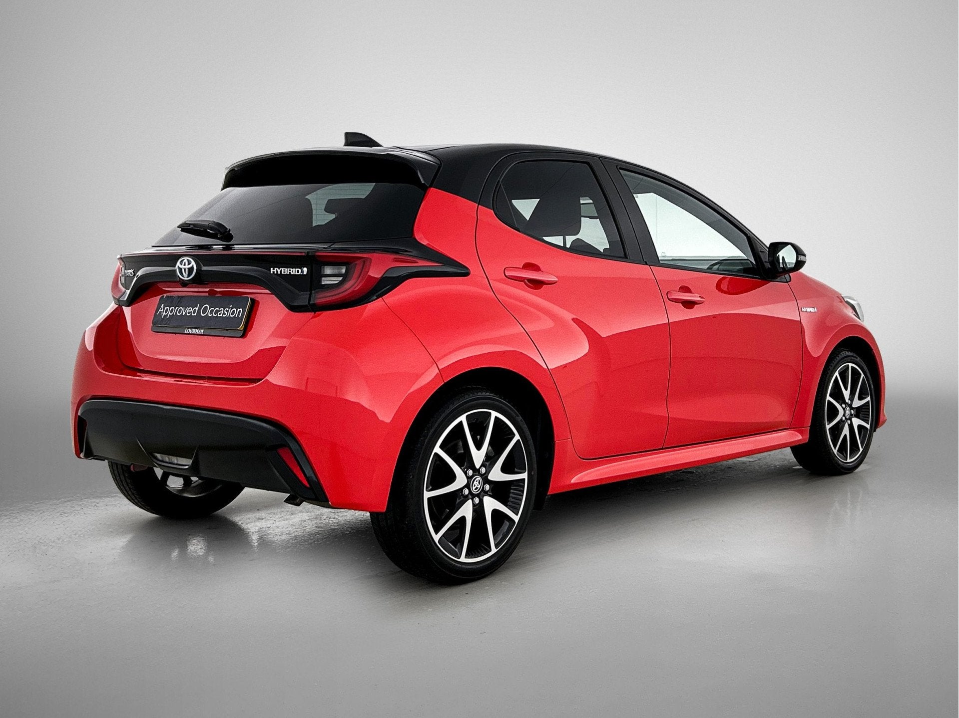 Toyota Yaris 1.5 Hybrid Launch Edition | Lederen bekleding |, Auto's, 12 maanden, 450 kg, Gebruikt, Bedrijf