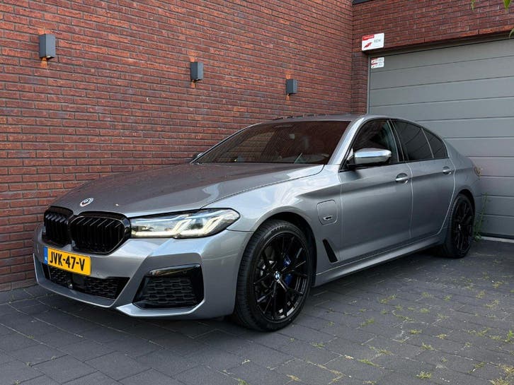 BMW 5-Serie 530e 292pk Aut 2022 Grijs M-pakket Trekhaak
