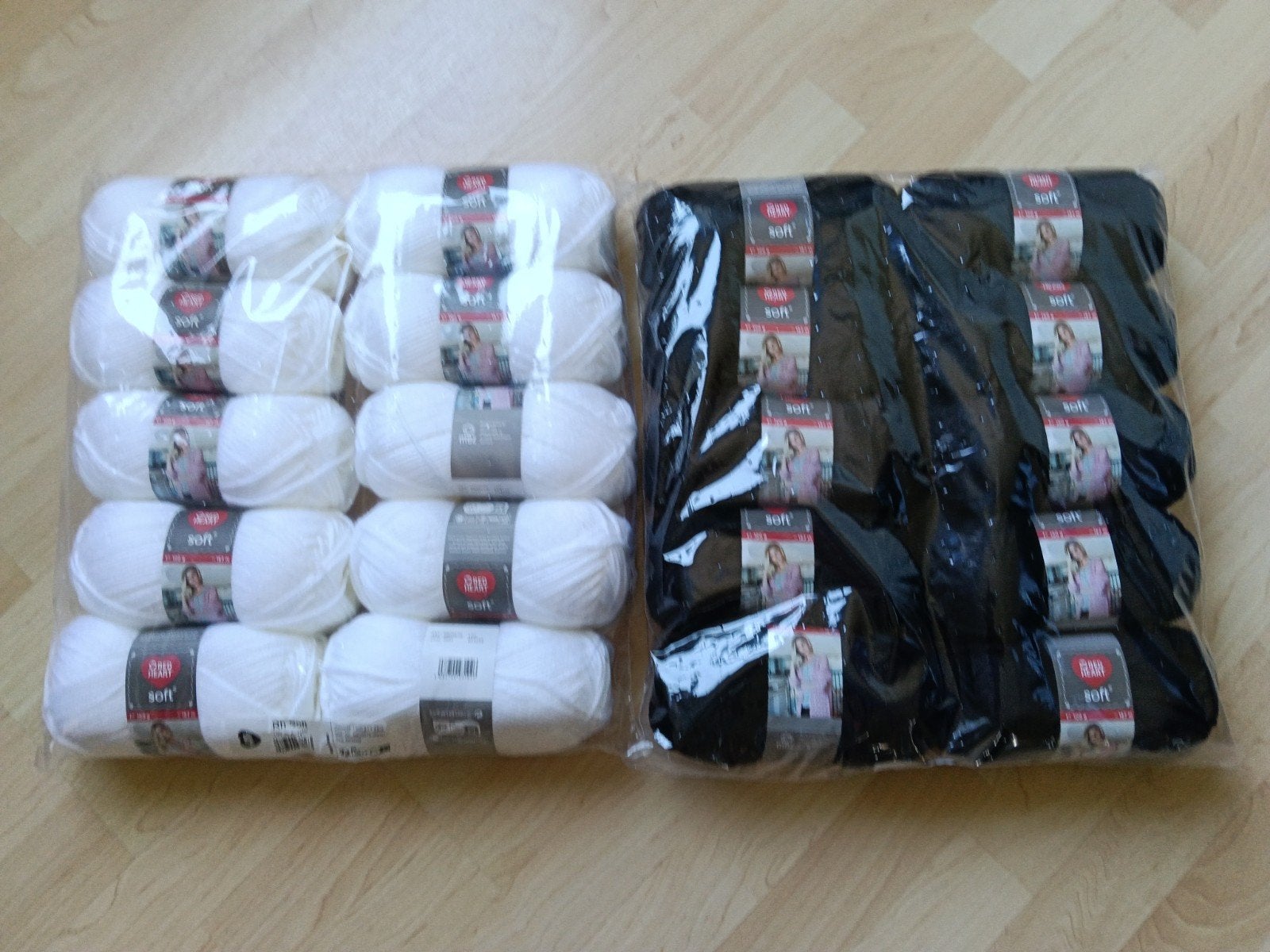 Red Heart Soft Garen - Wit en Zwart (20 bollen), Ophalen of Verzenden, Nieuw, Wol of Garen