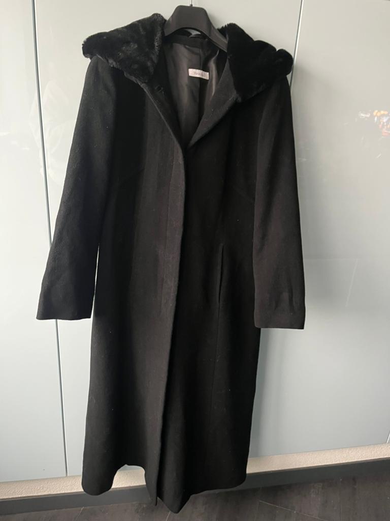 Jessica lange jas mantel met nepbont capuchon zwart maat 40, Kleding | Dames, Jassen | Winter, Ophalen of Verzenden, Zo goed als nieuw