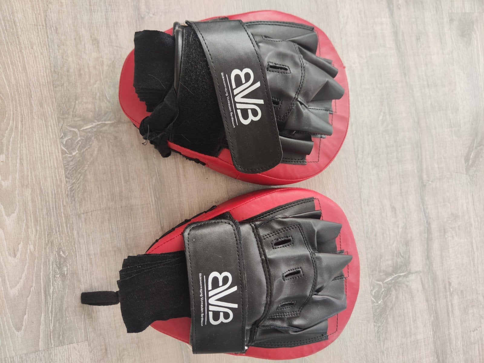 Boks Mitts en Bandages Set - Zwart/Rood, Sport en Fitness, Ophalen of Verzenden, Gebruikt, Boks-accessoire