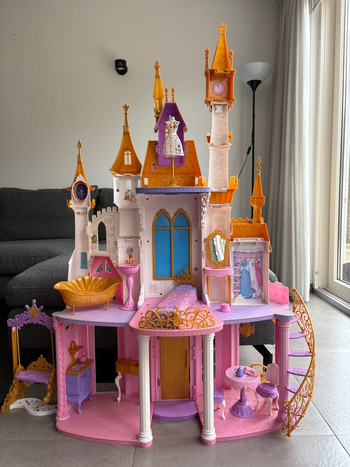 Disney prinsessen kasteel 122 cm hoog, Ophalen, Zo goed als nieuw, Poppenhuis