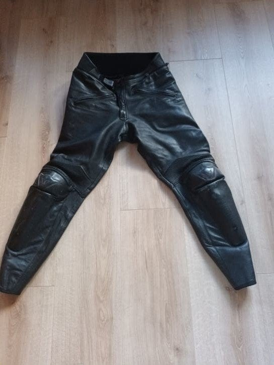 Dainese leren broek € 75.00  maat 52 heren, Dainese, Broek | leer, Heren, Ophalen of Verzenden