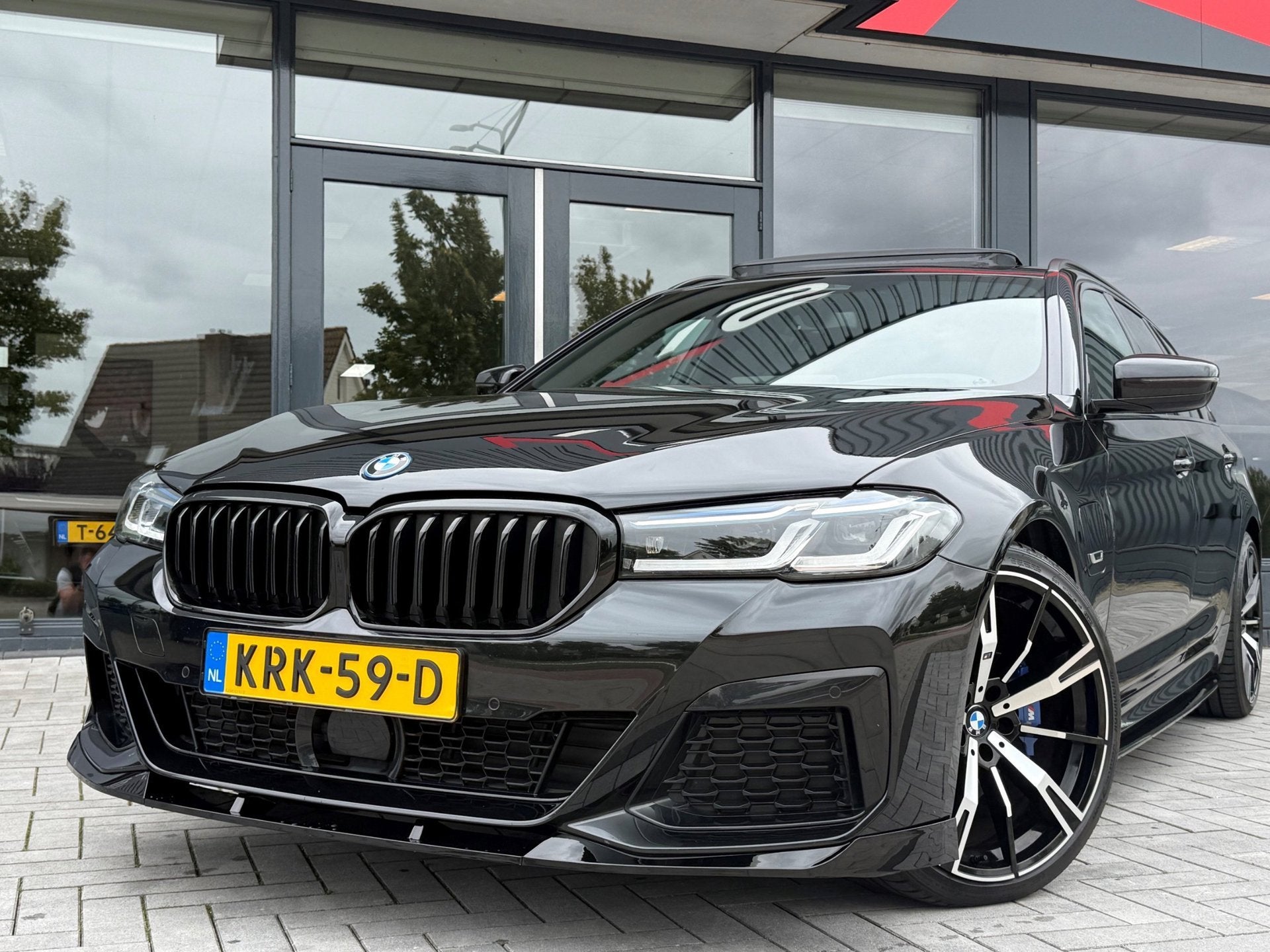 BMW 5-serie Touring 530e Business M Pano Laser HUD Camera, Achterwielaandrijving, Gebruikt, 4 cilinders, Zwart