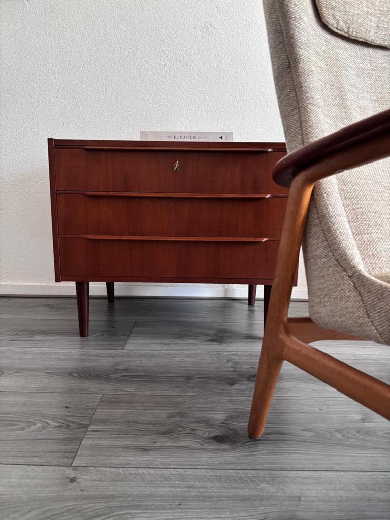 Jaren 60 ladenkast en fauteuil ( deens), Antiek en Kunst, Ophalen of Verzenden