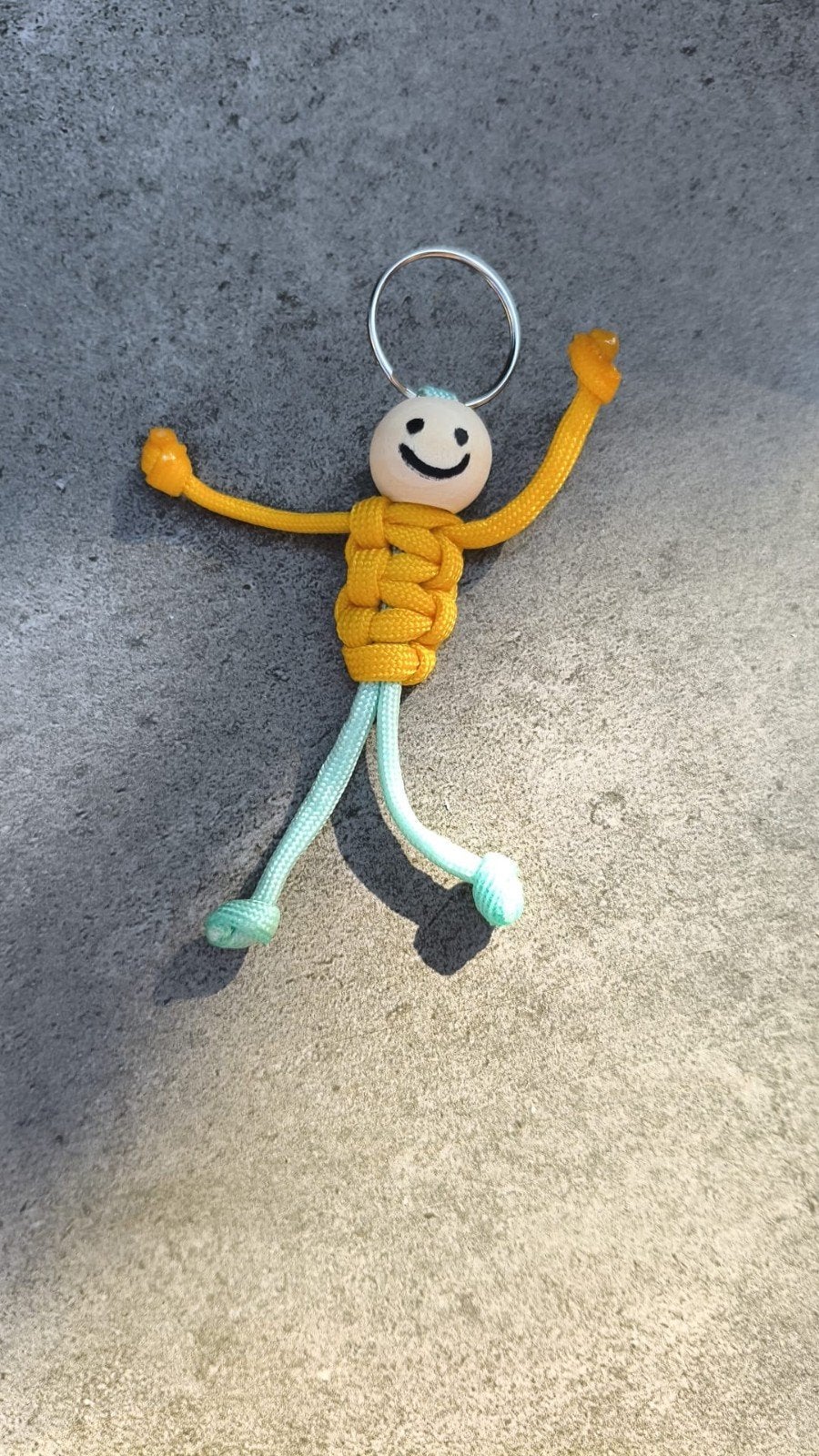 Leuke sleutelhanger poppetje met smiley gezichtje, Ophalen of Verzenden, Nieuw, Knuffel of Figuurtje