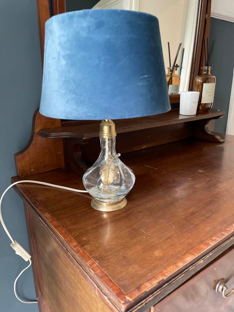 Elegante tafellamp met blauwe velours kap en glazen voet, Ophalen of Verzenden, Zo goed als nieuw, Glas, 50 tot 75 cm