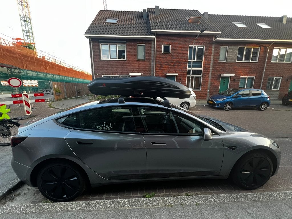 TE HUUR: OG Tesla Model 3 dakdragers + 580 liter dakkoffer, Ophalen, Zo goed als nieuw