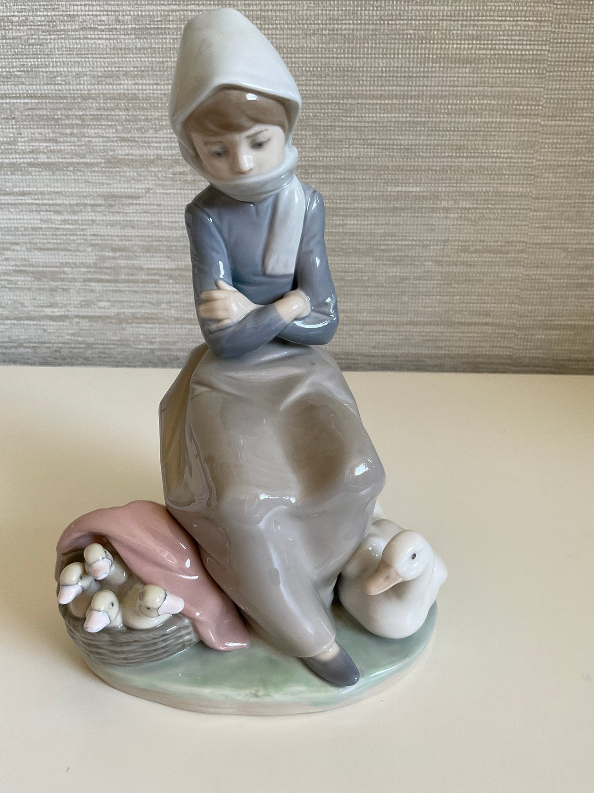 Lladro Porseleinen beeld. Meisje met eenden., Verzamelen, Beelden en Beeldjes, Ophalen of Verzenden, Zo goed als nieuw, Mens