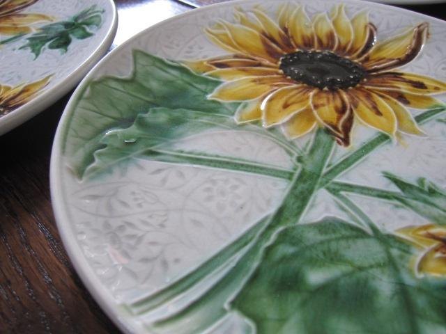 Set van 4 antieke wandborden met opgelegde zonnebloemen, Ophalen of Verzenden, Zo goed als nieuw, Steen/keramiek