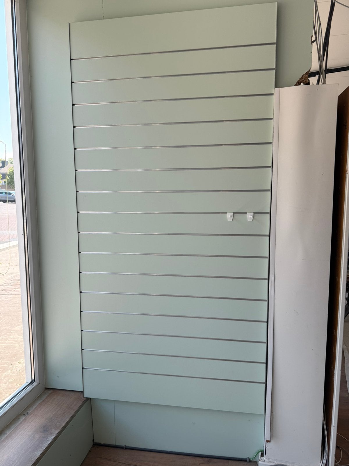 2x Slatwall / Sleufwand winkelpanelen wit + haken, Ophalen