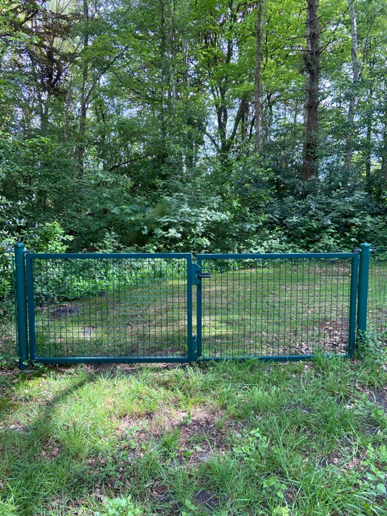 Groen metalen tuinhek met poort en palen, Tuin en Terras, Tuinhekken en Hekwerk, Ophalen, Met poort, Gebruikt, Tuinhek