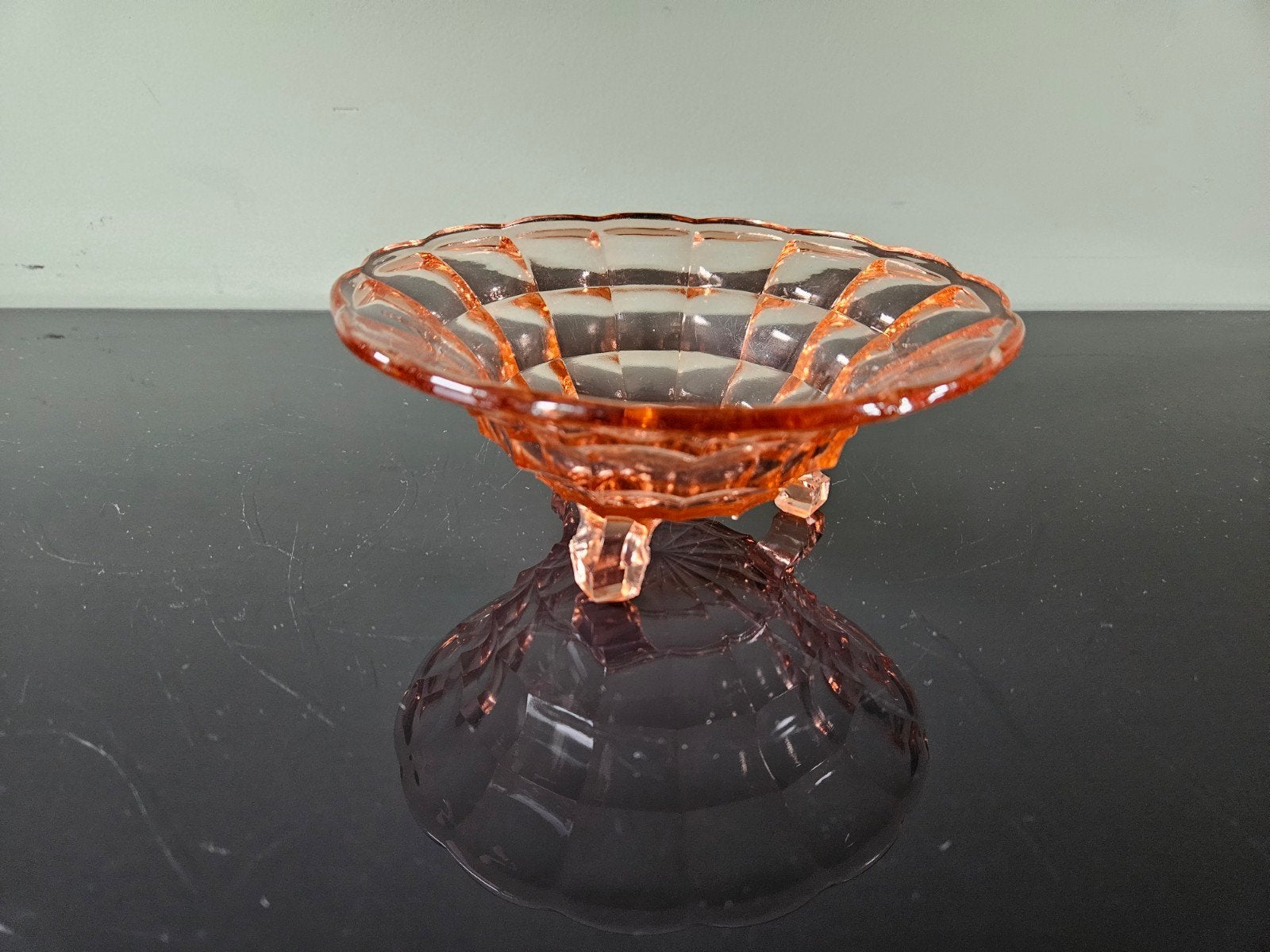 Vintage roze glazen schaaltje op voetjes, persglas, Ophalen of Verzenden