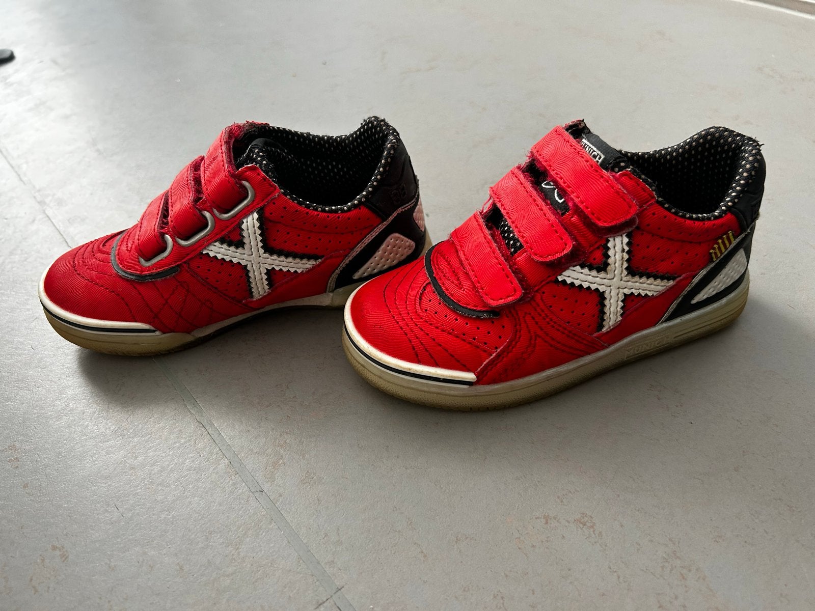 Munich sneakers maat 26 - rood/zwart, Ophalen of Verzenden, Gebruikt, Jongen of Meisje, Sportschoenen