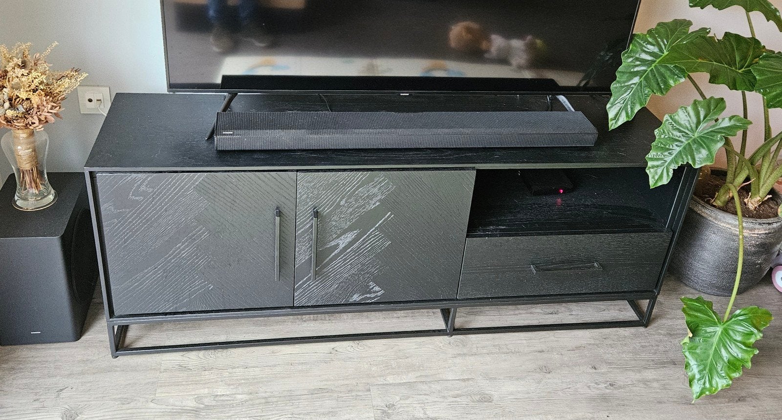 Zwart TV meubel in zeer goede staat, Ophalen, 150 tot 200 cm, Zo goed als nieuw, Minder dan 100 cm