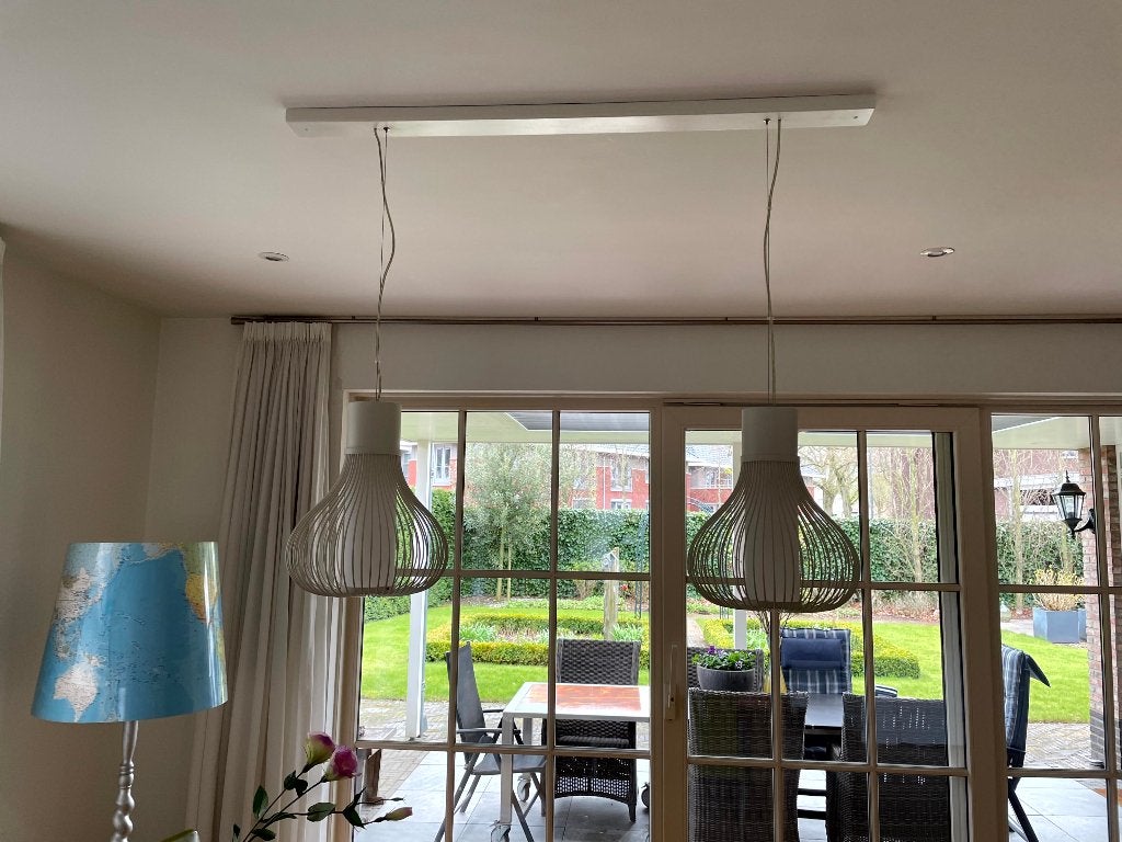 In zeer goede staat 2 mooie witte hanglampen, Ophalen, Zo goed als nieuw, Metaal, Minder dan 50 cm