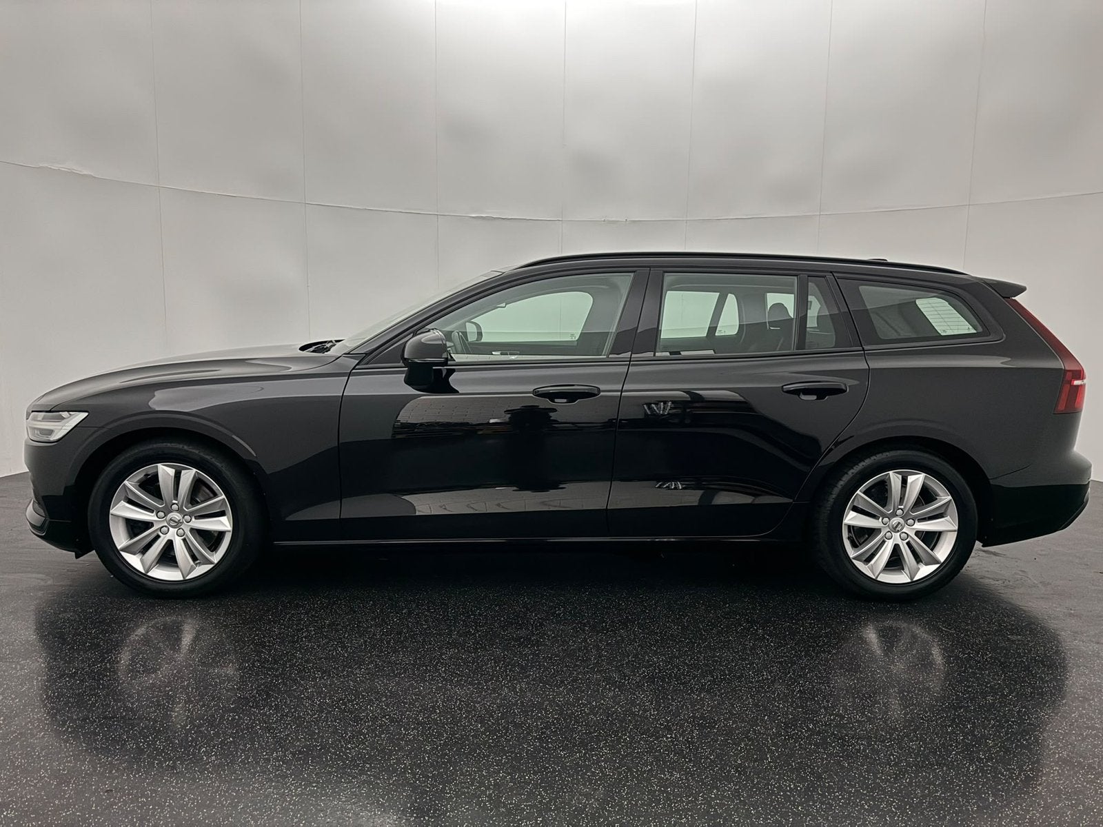 Volvo V60 B3 163pk Geartronic Mild Hybrid 2021 Zwart, Auto's, 1800 kg, 4 cilinders, 1969 cc, Geïmporteerd