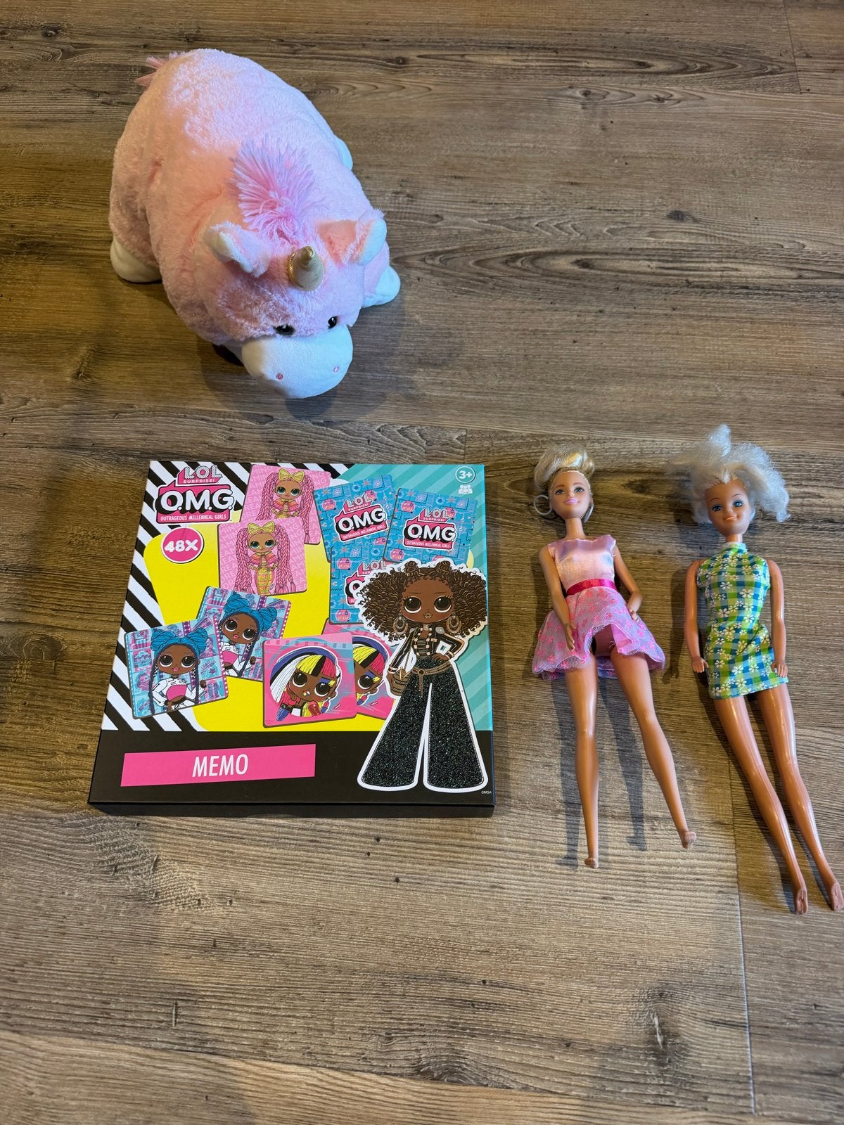 Memory, Barbies en knuffel (eenhoorn) - Alles in 1x weg, Kinderen en Baby's, Speelgoed | Poppen, Ophalen of Verzenden, Gebruikt