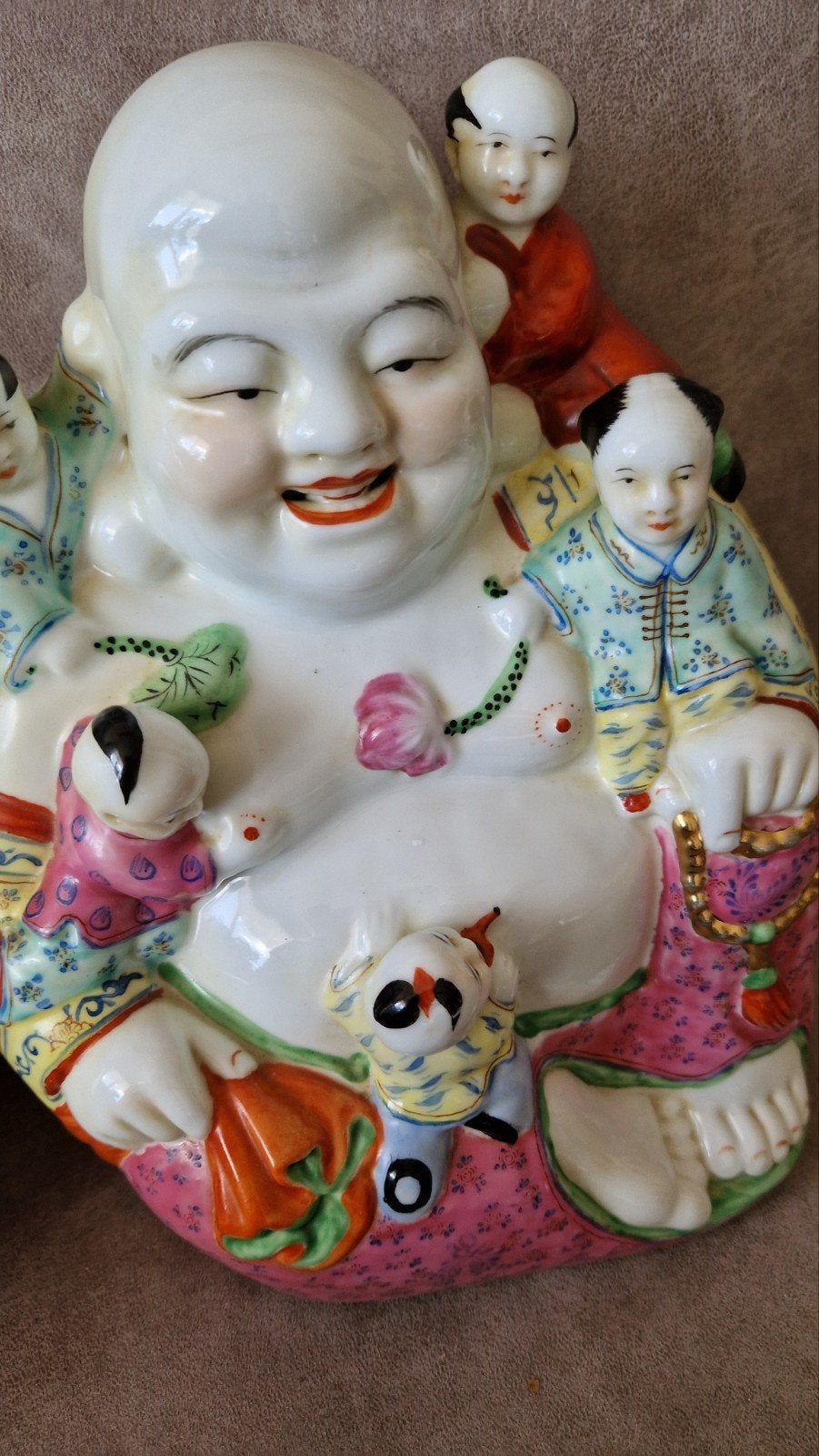 Grote lachende Boeddha met zotjes - Porselein, Ophalen of Verzenden, Zo goed als nieuw, Steen/keramiek, Meerkleurig