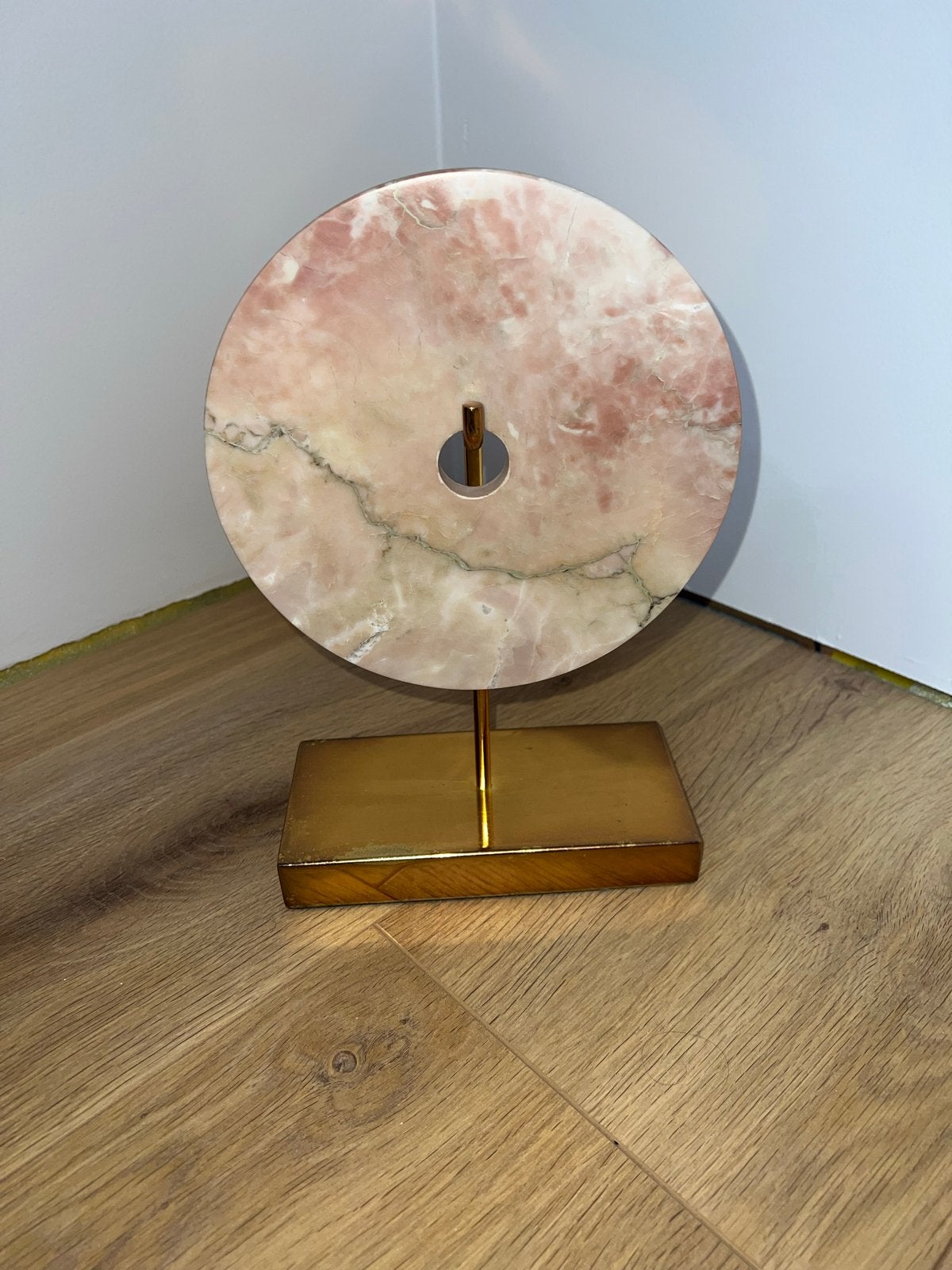Decoratieve schijf van roze marmer op gouden standaard, Ophalen, Gebruikt, Roze, Modern