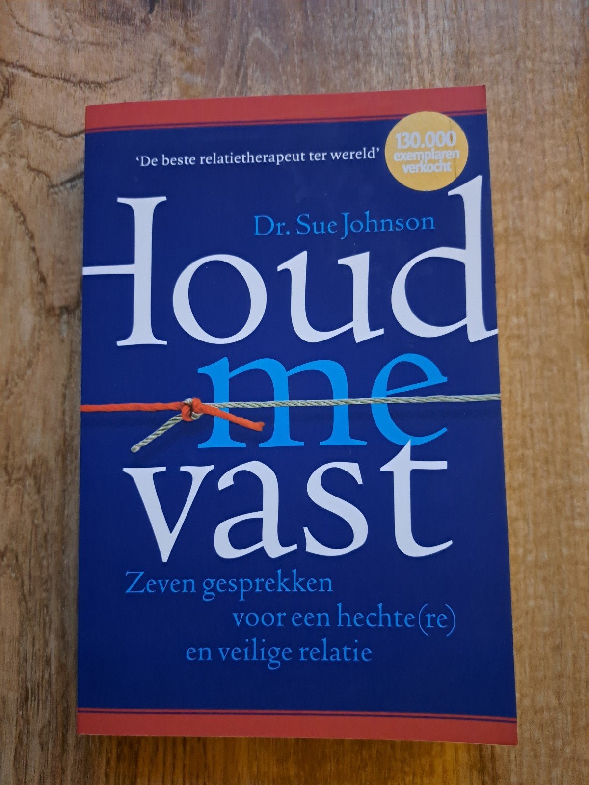 Houd me vast - Dr. Sue Johnson (Relatieboek), Ophalen of Verzenden, Zo goed als nieuw, Dr. Sue Johnson, Overige