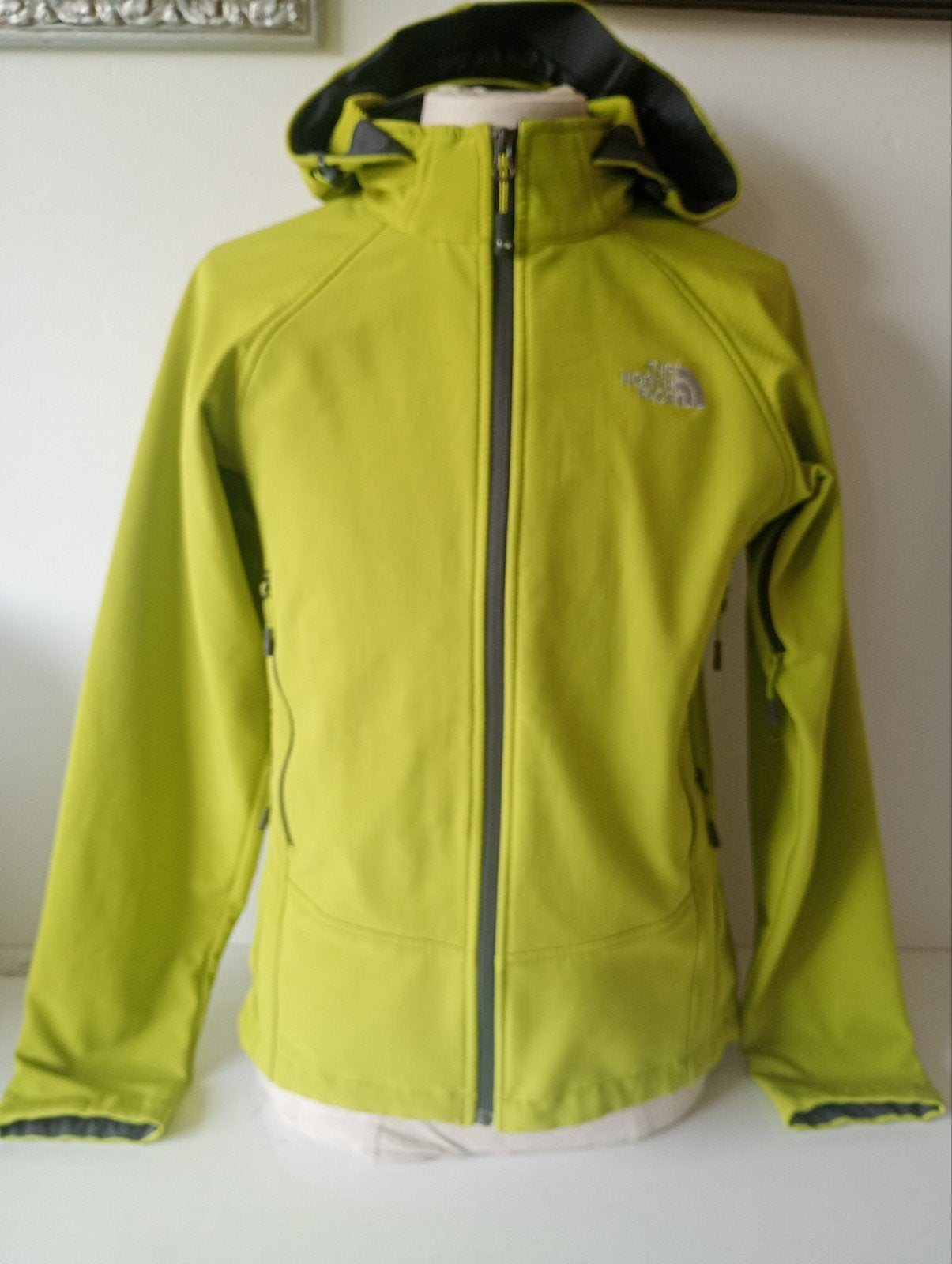 TNF Summit Series Softshell Heren - Maat M - met foutje, VF International Sagl, Via Laveggio 5, 6855 Stabio, Switzerland, Zo goed als nieuw