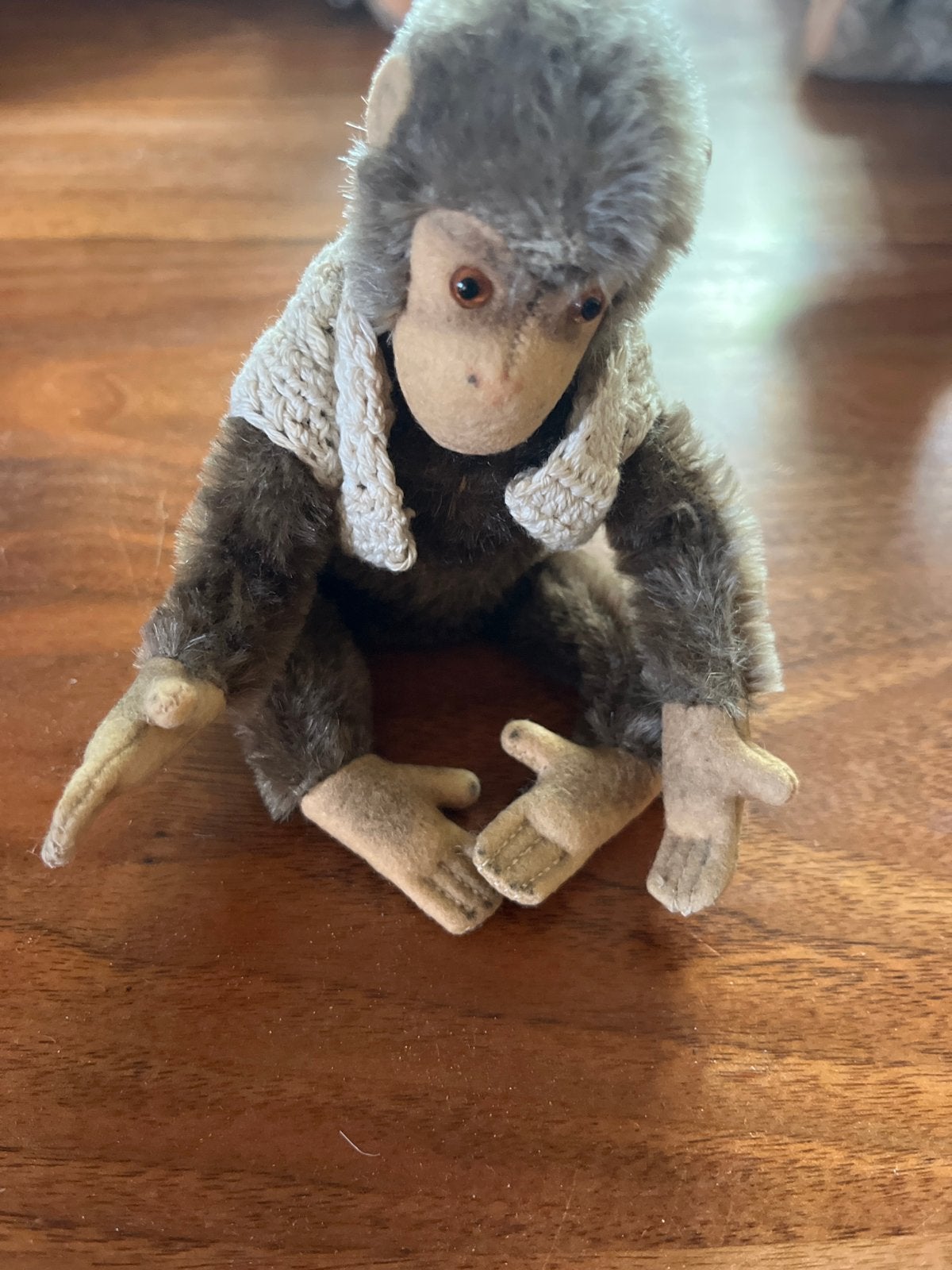 Schattige zittende aap knuffel - 12 cm, Gebruikt, Ophalen of Verzenden, Met kleding of accessoire, Klein (minder dan 20 cm)