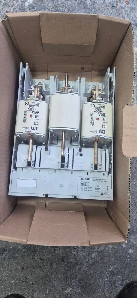 Eaton NNH-A250 zekeringhouder met 3x 400A zekeringen, Ophalen