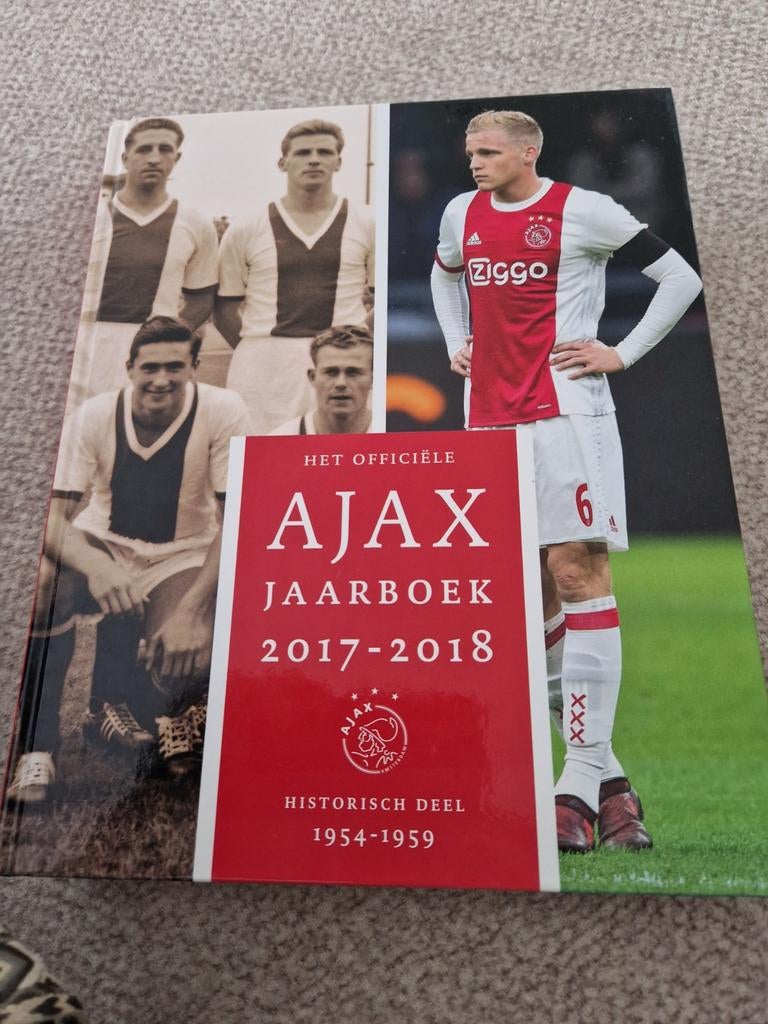 Ronald Jonges - 2017-2018 ajax jaarboek, Ronald Jonges; Matty Verkamman, Ophalen of Verzenden, Zo goed als nieuw, Balsport