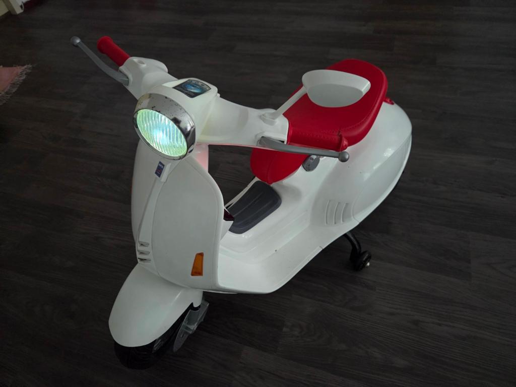 Elektrische kinder scooter Vespa, wit met rood zadel, Kinderen en Baby's, Ophalen of Verzenden, Gebruikt