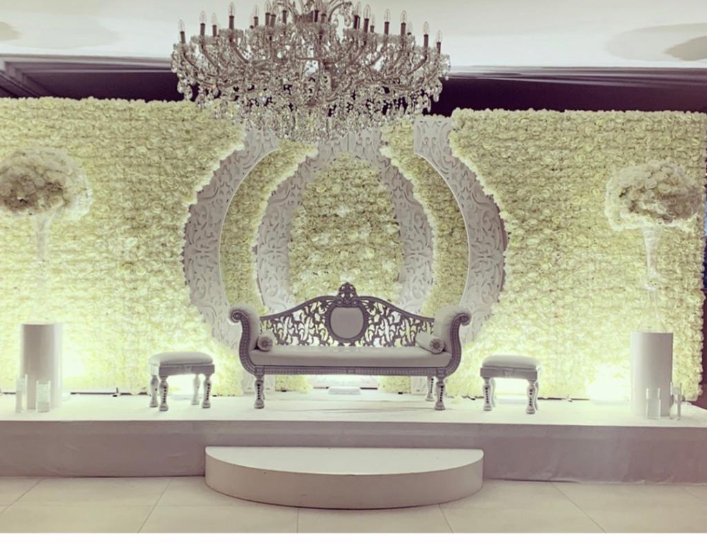 Luxe Weddingstage met 3D Flowerwall bruidsbank, Ophalen of Verzenden, Zo goed als nieuw, Versiering, Geboorte of Huwelijk