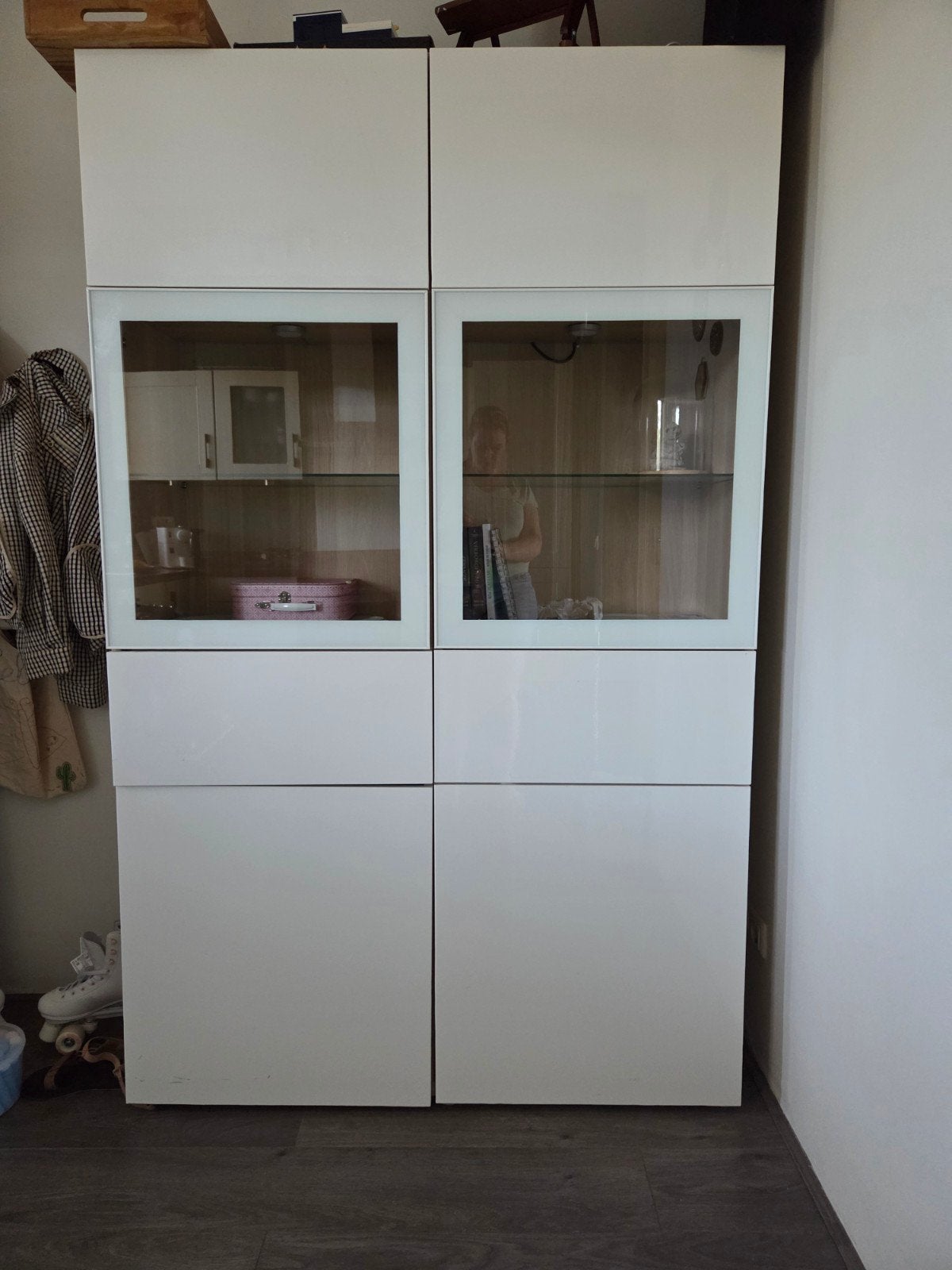 Moderne vitrinekast - Besta Ikea, Huis en Inrichting, Kasten | Vitrinekasten, Ophalen, Gebruikt, Glas, Modern