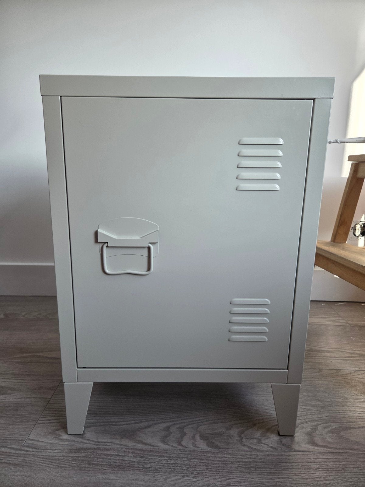 Metalen locker kastje / nachtkastje met plank - licht beige, Ophalen, Zo goed als nieuw, Industrieel