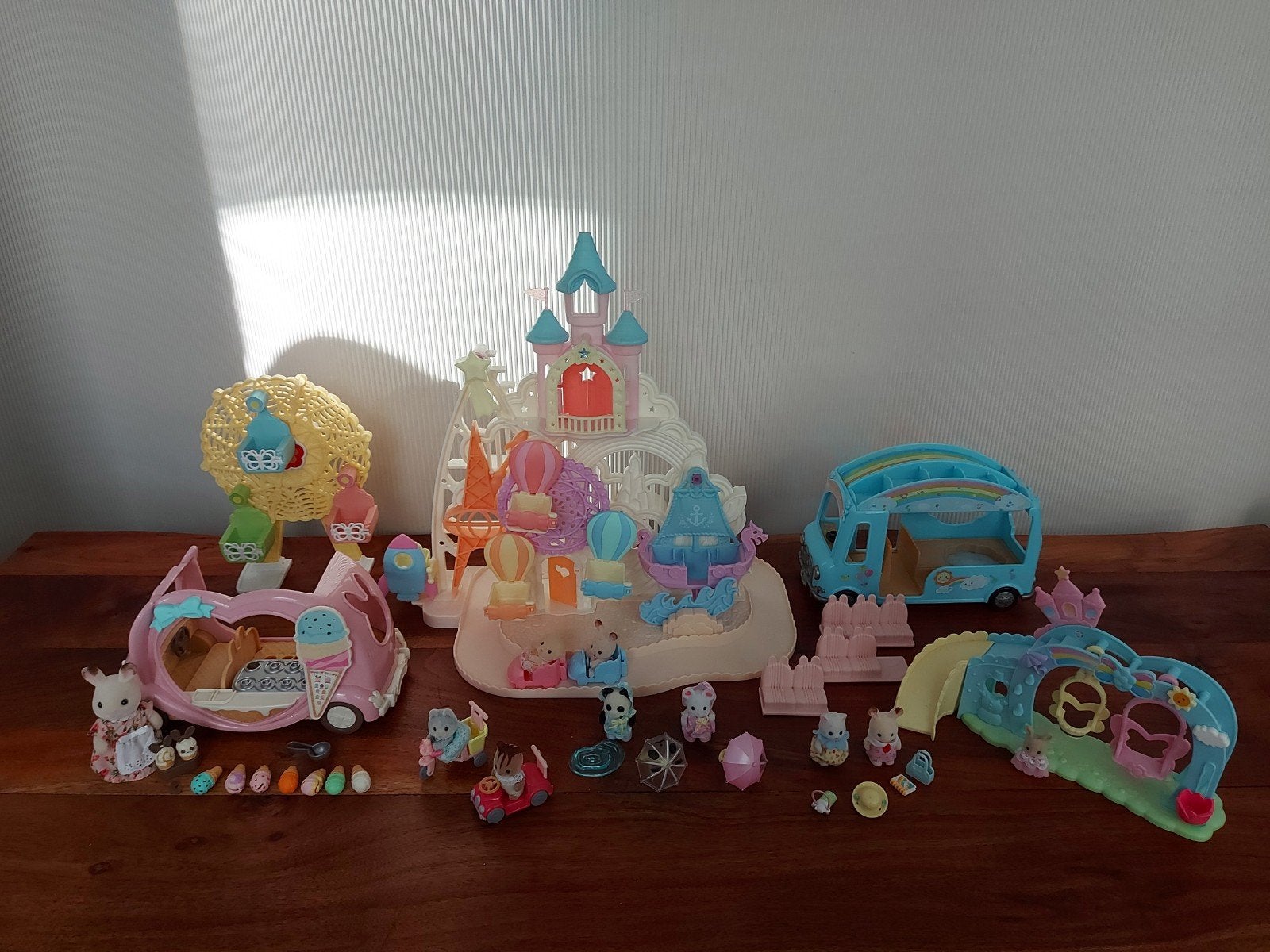 Grote Sylvanian Families set:Kasteel, bus, ijscowagen en mee, Ophalen of Verzenden, Zo goed als nieuw, Jongen of Meisje