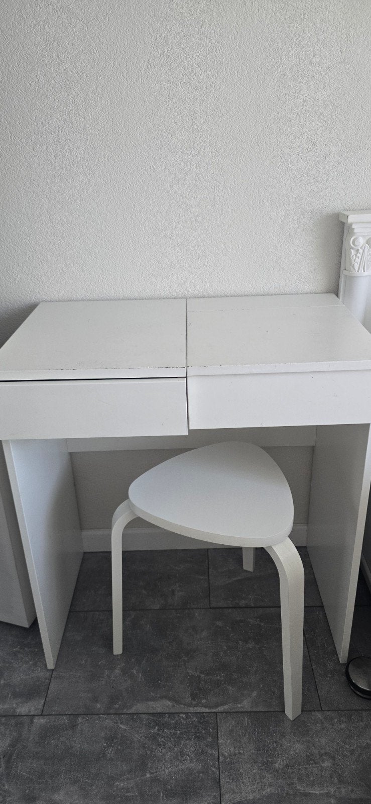 IKEA kaptafel met spiegel en krukje, Overige materialen, Modern en functioneel, Gebruikt, 50 tot 100 cm