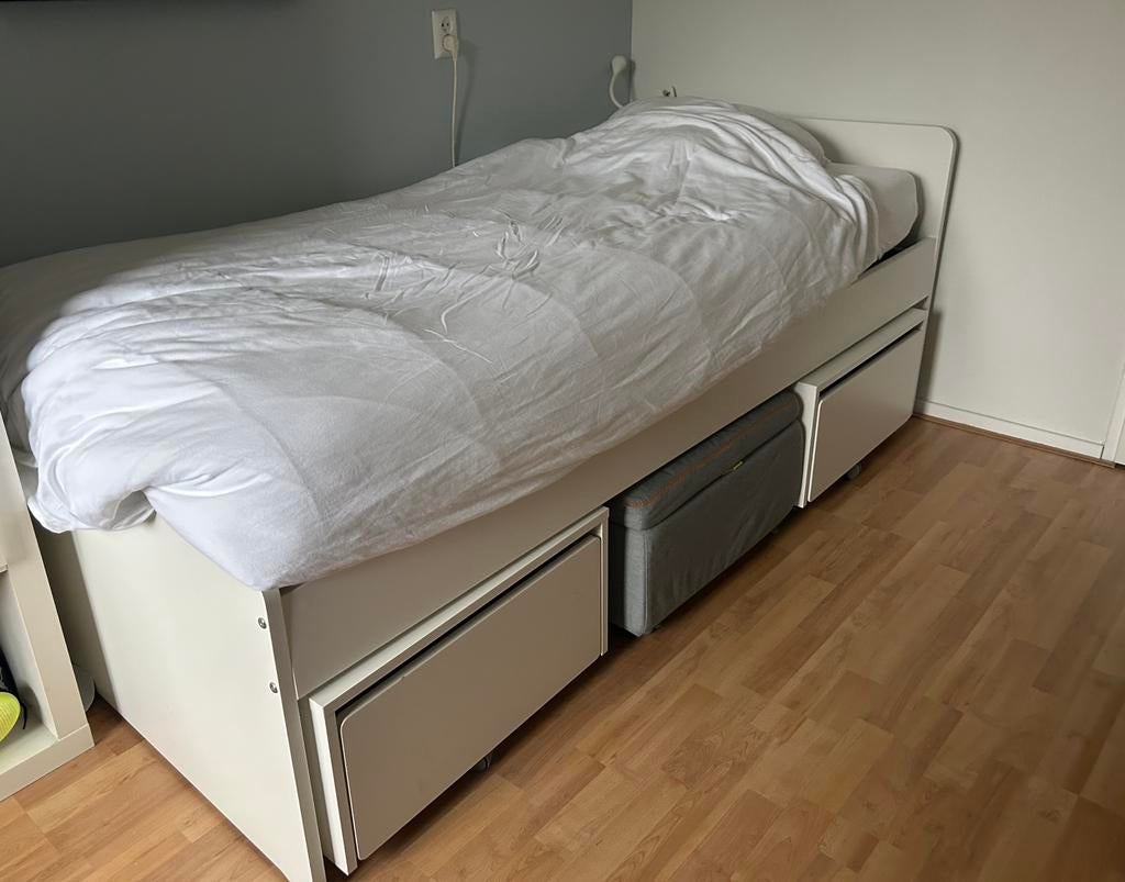 Tienerbed IKEA met opruimlades en poef (Släkt), Huis en Inrichting, Ophalen, 90 cm, Eenpersoons, Wit