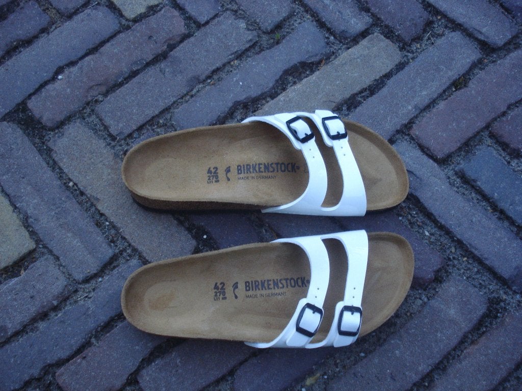 GRATIS VERZENDEN NIEUWE WITTE BIRKENSTOCKS MT 42, Slippers, Verzenden, Wit, Nieuw