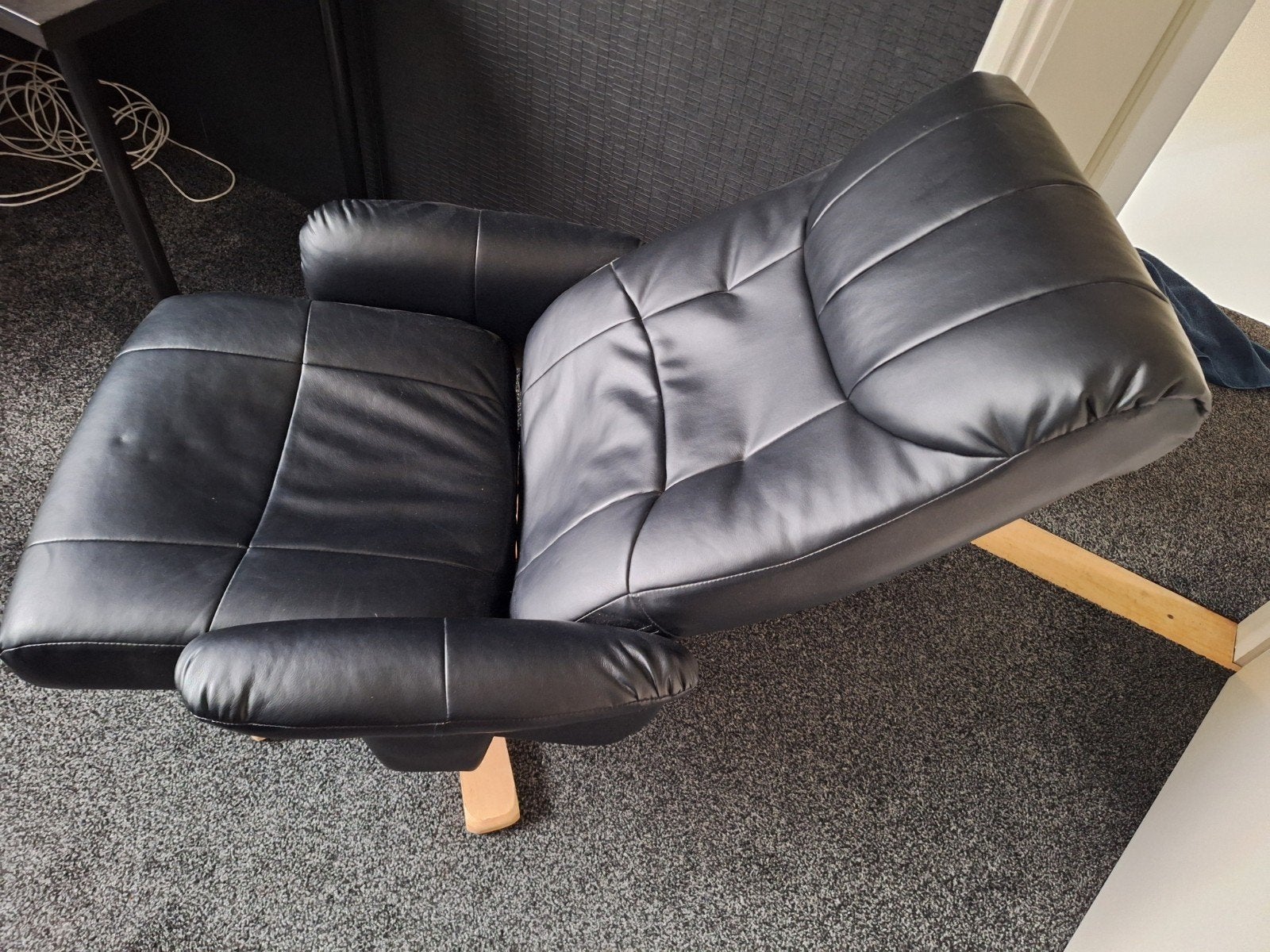 Zwarte leren relaxfauteuil met houten onderstel, Ophalen, Gebruikt, 75 tot 100 cm, Modern, comfortabel