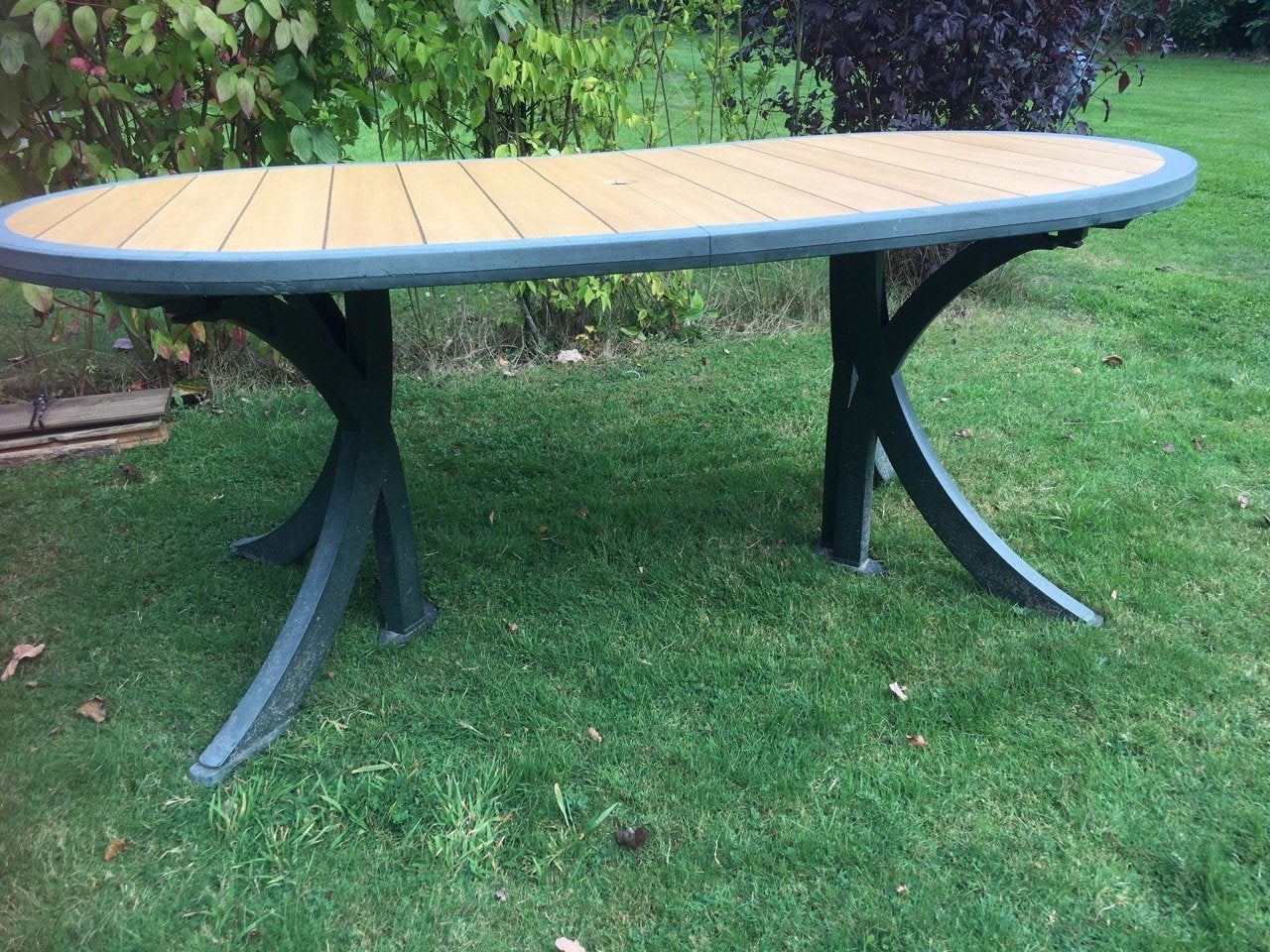 Foto 4 van Grote ovale kunststof buitentafel 160x95 cm - Gratis af te h